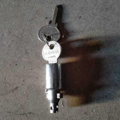 Cerradura tapa motor Renault 8 Cerradura tapa motor Renault 8