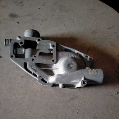 Cuerpo bomba de agua Renault 8 de época
